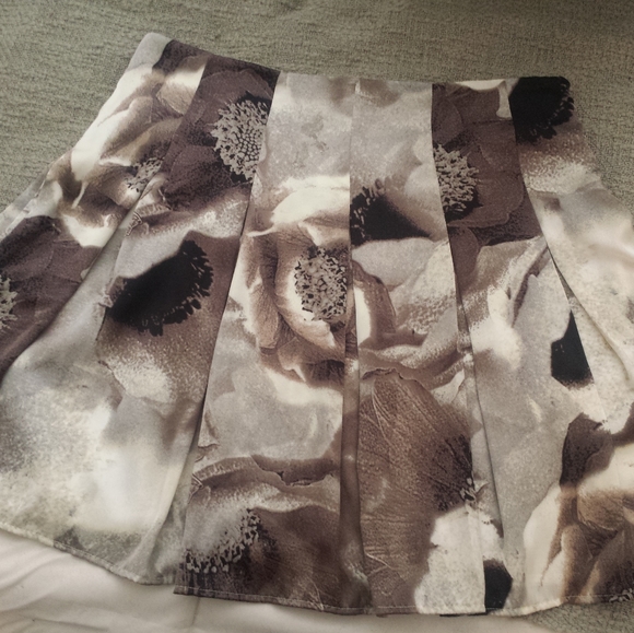 Beautiful Floral Skirt A-Line - Picture 4 of 4